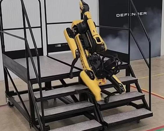 Робот-собака Boston Dynamics упала с лестницы и разбилась во время неудачной демонстрации / Дроны, роботы и конструкторы / iXBT Live