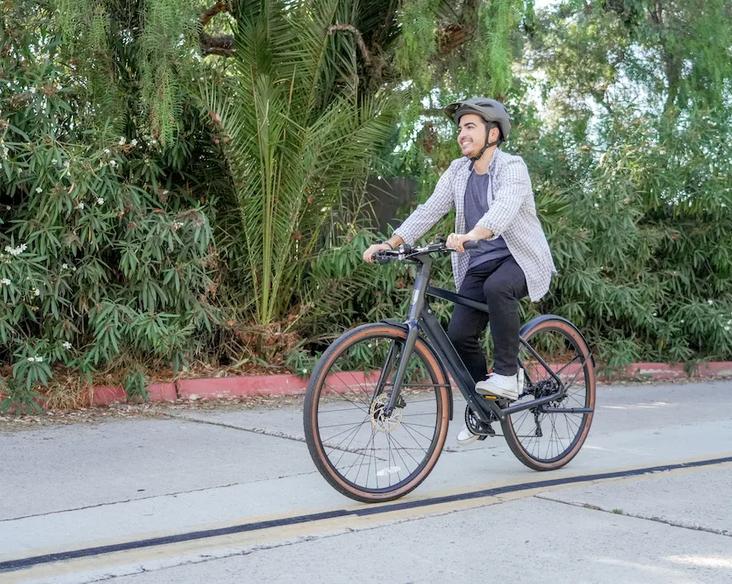 Когда электровелосипеду дали ремня!</p>
<p>Ride1Up Roadster V3 получил карбоновый ремень вместо цепи / Авто и транспорт / iXBT Live