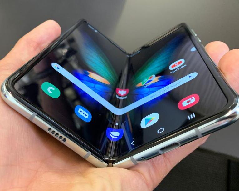 Samsung в следующем году может представить первый сворачиваемый смартфон / Смартфоны и телефоны / iXBT Live